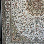 فرش اطلس نقره ای ۱۲۰۰ شانه تراکم ۳۶۰۰ برجسته پالت تبریز