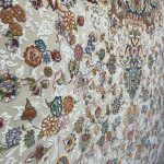 فرش اطلس کرم حاشیه سرمه ای ۱۲۰۰ شانه تراکم ۳۶۰۰ برجسته پالت تبریز