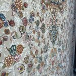 فرش اطلس کرم حاشیه سرمه ای ۱۲۰۰ شانه تراکم ۳۶۰۰ برجسته پالت تبریز