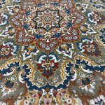 فرش اطلس کرم حاشیه سرمه ای ۱۲۰۰ شانه تراکم ۳۶۰۰ برجسته پالت تبریز