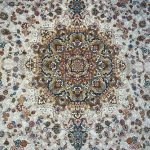 فرش اطلس کرم حاشیه سرمه ای ۱۲۰۰ شانه تراکم ۳۶۰۰ برجسته پالت تبریز