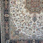 فرش اطلس کرم حاشیه سرمه ای ۱۲۰۰ شانه تراکم ۳۶۰۰ برجسته پالت تبریز
