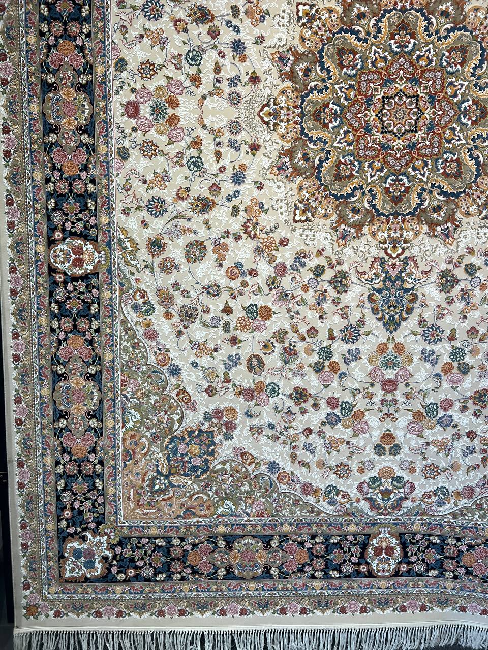 فرش اطلس کرم حاشیه سرمه ای ۱۲۰۰ شانه تراکم ۳۶۰۰ برجسته پالت تبریز