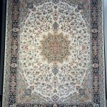 فرش اطلس کرم حاشیه سرمه ای ۱۲۰۰ شانه تراکم ۳۶۰۰ برجسته پالت تبریز
