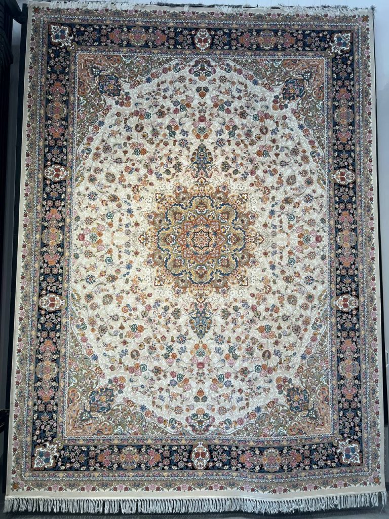 فرش اطلس کرم حاشیه سرمه ای ۱۲۰۰ شانه تراکم ۳۶۰۰ برجسته پالت تبریز