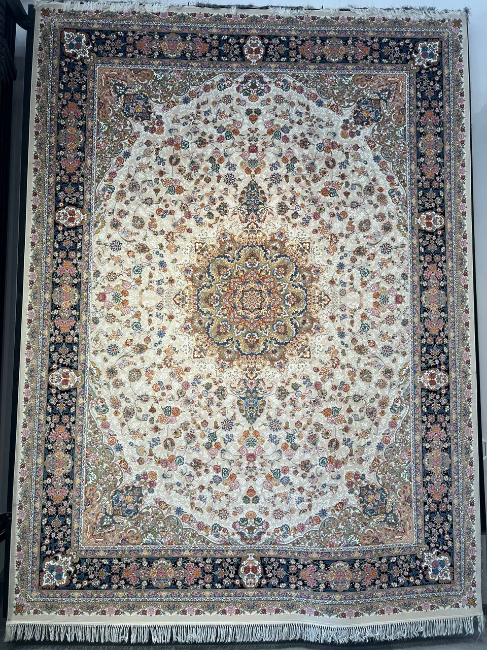 فرش اطلس کرم حاشیه سرمه ای ۱۲۰۰ شانه تراکم ۳۶۰۰ برجسته پالت تبریز