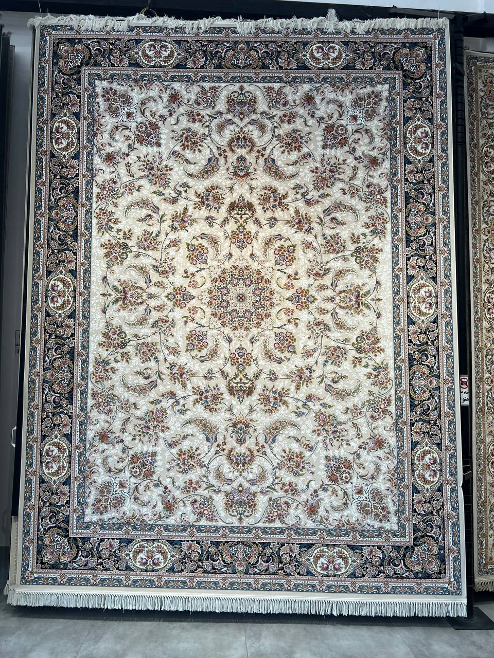 فرش بهشت کرم حاشیه سرمه ای ۱۲۰۰ شانه تراکم ۳۶۰۰ برجسته پالت تبریز