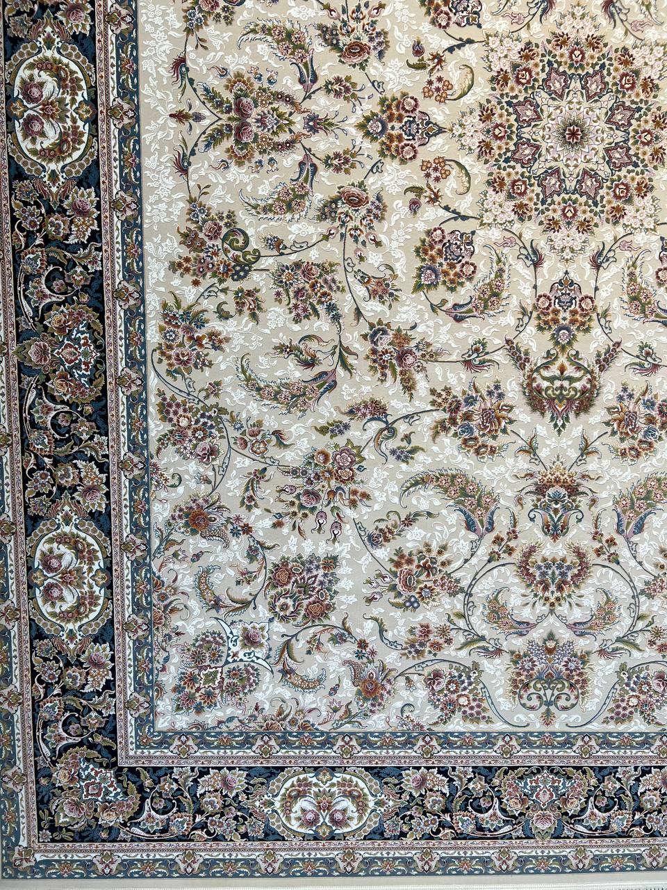 فرش بهشت کرم حاشیه سرمه ای ۱۲۰۰ شانه تراکم ۳۶۰۰ برجسته پالت تبریز