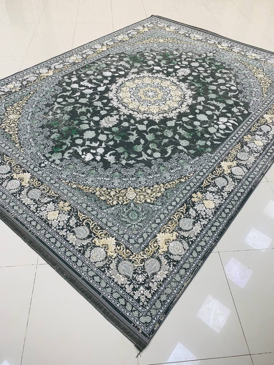 فرش ماشینی ۱۲۰۰ شانه طرح ساغر دودی گل برجسته
