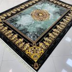 فرش ماشینی ۱۲۰۰ شانه طرح ورساچه با لچک سبز بدون برجستگی