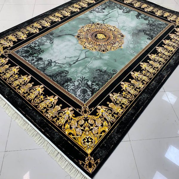 فرش ماشینی ۱۲۰۰ شانه طرح ورساچه با لچک سبز بدون برجستگی