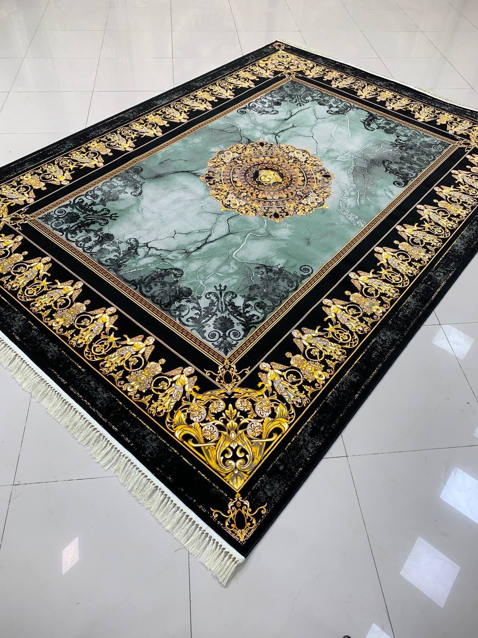 فرش ماشینی ۱۲۰۰ شانه طرح ورساچه با لچک سبز بدون برجستگی