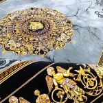 فرش ماشینی ۱۲۰۰ شانه طرح ورساچه با لچک سیلور بدون برجستگی