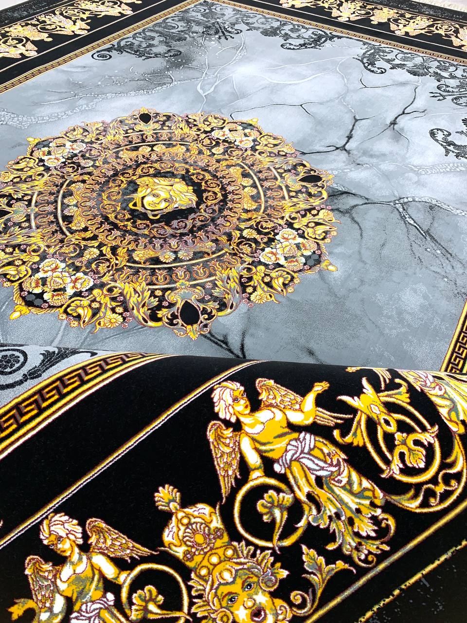 فرش ماشینی ۱۲۰۰ شانه طرح ورساچه با لچک سیلور بدون برجستگی