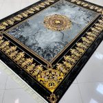 فرش ماشینی ۱۲۰۰ شانه طرح ورساچه با لچک سیلور بدون برجستگی