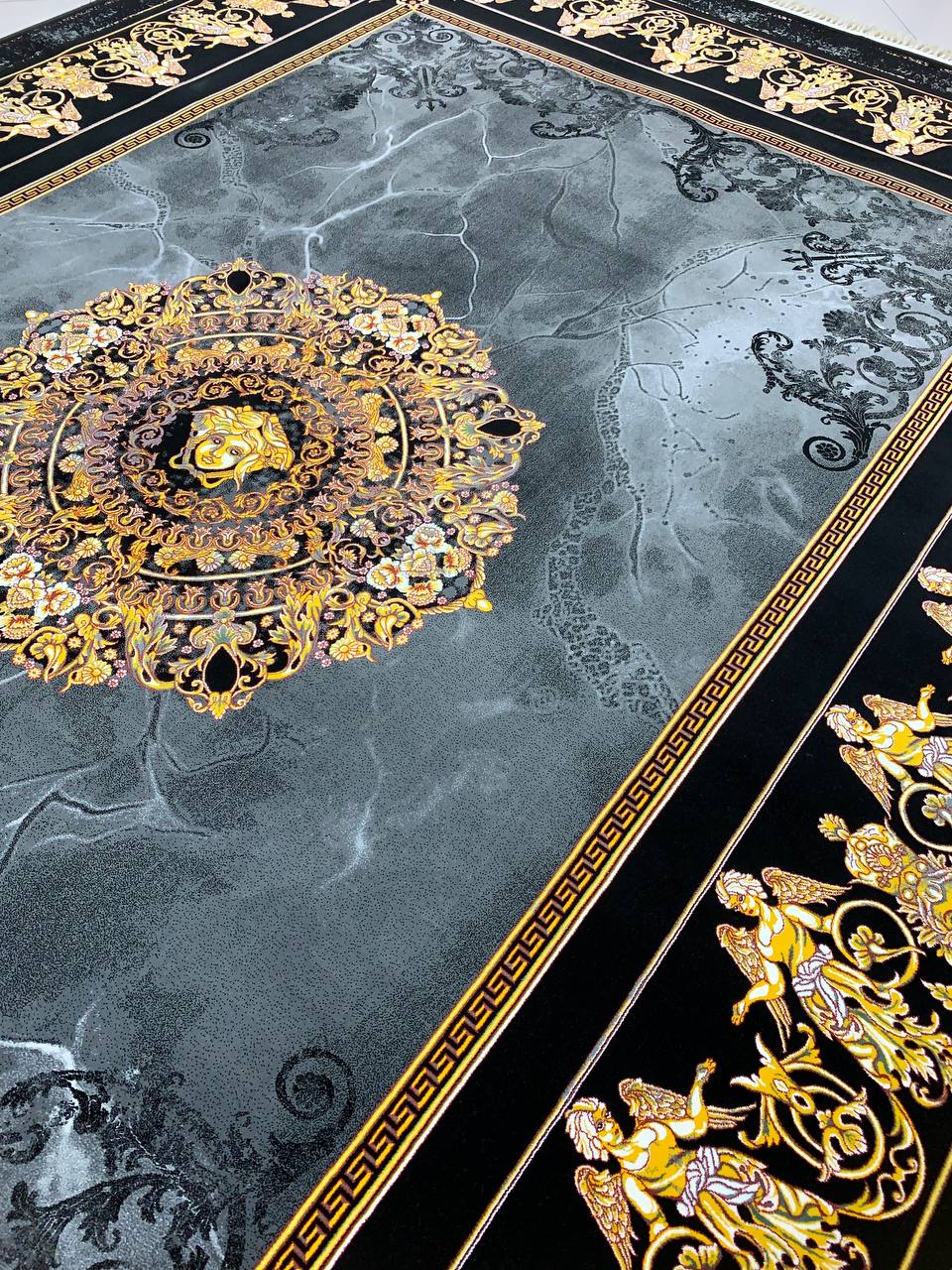 فرش ماشینی ۱۲۰۰ شانه طرح ورساچه با لچک دودی بدون برجستگی