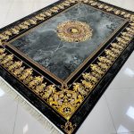 فرش ماشینی ۱۲۰۰ شانه طرح ورساچه با لچک دودی بدون برجستگی