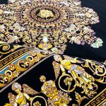 فرش ماشینی ۱۲۰۰ شانه طرح ورساچه با لچک مشکی بدون برجستگی