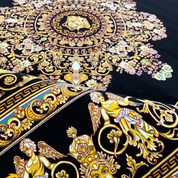 فرش ماشینی ۱۲۰۰ شانه طرح ورساچه با لچک مشکی بدون برجستگی