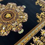 فرش ماشینی ۱۲۰۰ شانه طرح ورساچه با لچک مشکی بدون برجستگی