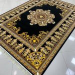 فرش ماشینی ۱۲۰۰ شانه طرح ورساچه با لچک مشکی بدون برجستگی