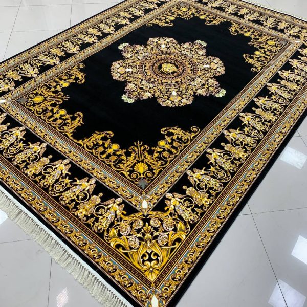 فرش ماشینی ۱۲۰۰ شانه طرح ورساچه با لچک مشکی بدون برجستگی