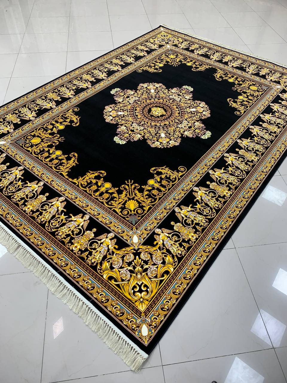 فرش ماشینی ۱۲۰۰ شانه طرح ورساچه با لچک مشکی بدون برجستگی