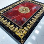 فرش ماشینی ۱۲۰۰ شانه طرح ورساچه با لچک لاکی بدون برجستگی