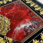 فرش ماشینی ۱۲۰۰ شانه طرح ورساچه با لچک لاکی بدون برجستگی