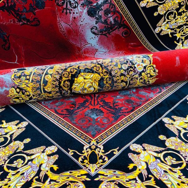 فرش ماشینی ۱۲۰۰ شانه طرح ورساچه با لچک لاکی بدون برجستگی