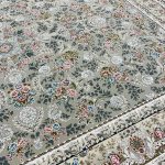 فرش ماشینی ۱۲۰۰ شانه طرح ترلان ترمه ای گل برجسته