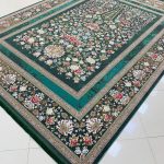 فرش ماشینی ۱۲۰۰ شانه طرح باغ گل سبز گل برجسته