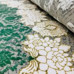 فرش ماشینی ۱۲۰۰ شانه طرح کلاسیک ترمه ای گل برجسته